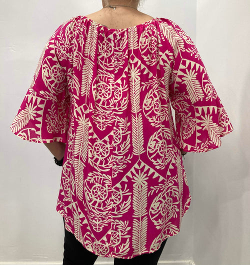3/4 sleeve magenta top with print and boat neck