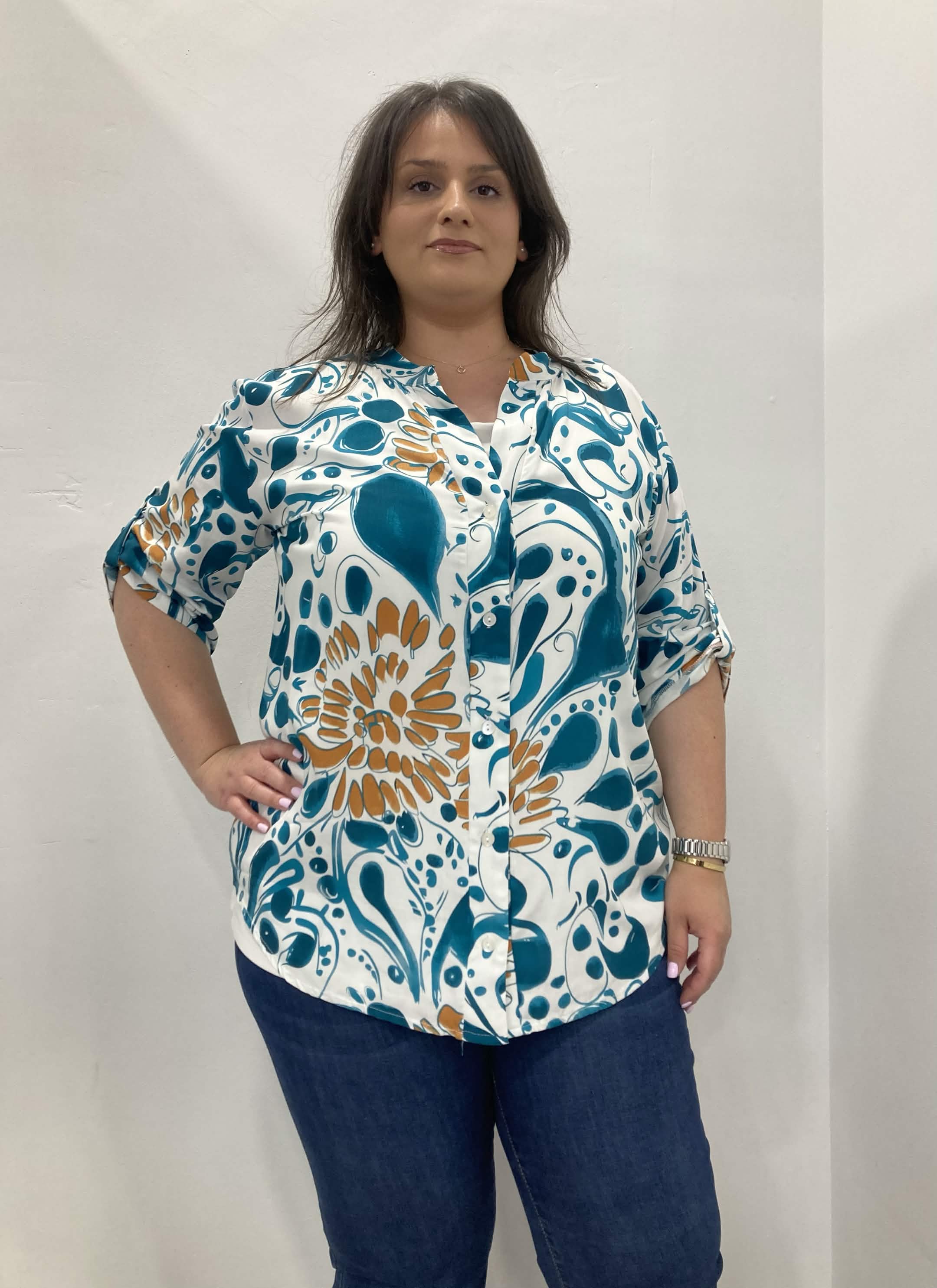 Long-sleeved shirt with a mandarin collar and rolled-up sleeves