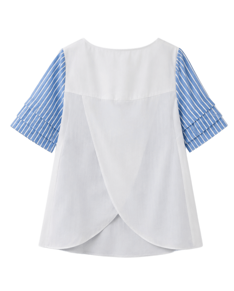 Κοντομάνικη δίχρωμη σιέλ/λευκή 100% βαμβακερή μπλούζα με ιδιαίτερο κόψιμο στην πλάτη και στρας μπροστά