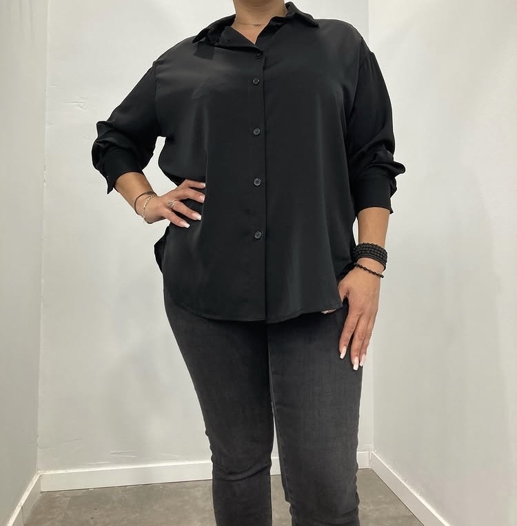 Long-sleeved plain shirt